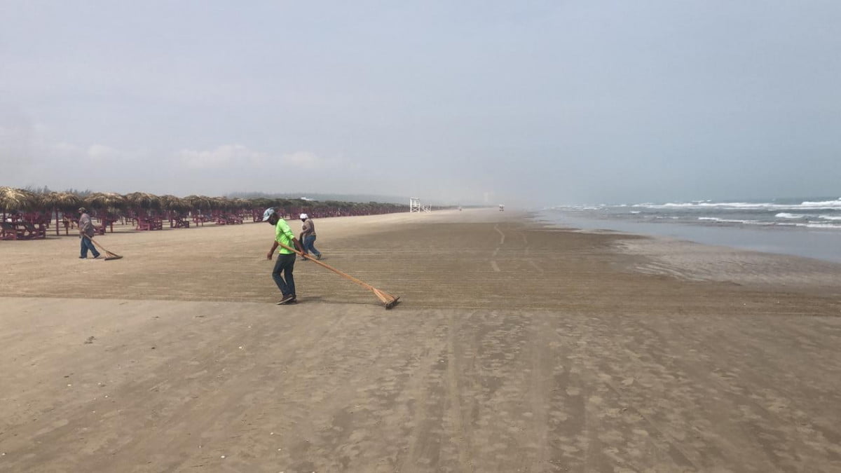 Intensifican limpieza de Playa Miramar ante cercanía de Semana Santa