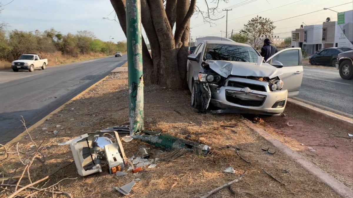 Casi vuelca al evitar impactar a motociclista