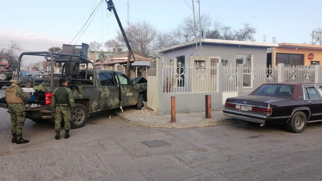 Militares derriban poste y barda en Nuevo Laredo