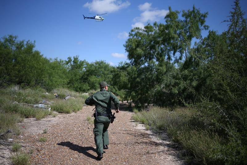 Detienen a tres migrantes, nueve lograron regresar a México