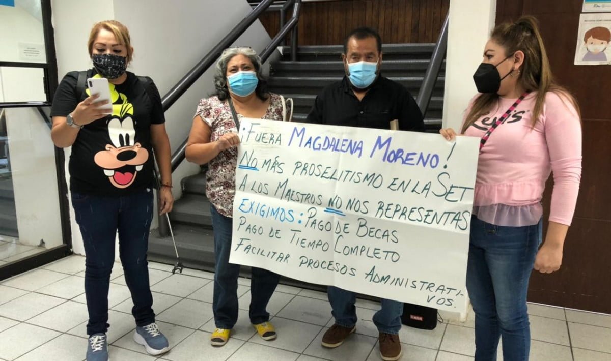 Protestan Maestros de Matamoros en la SET, exigen destitución de Sub Secretaria
