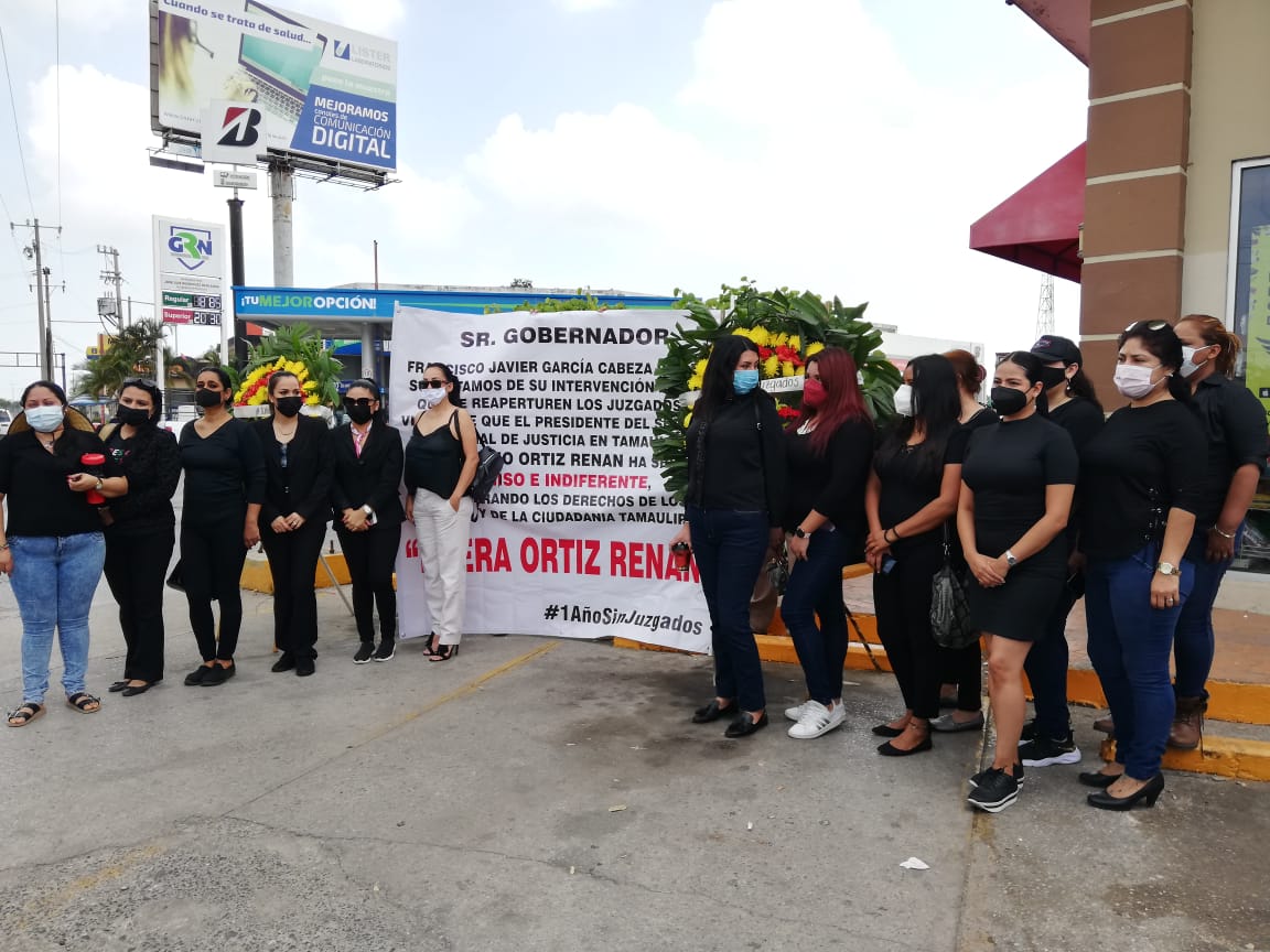 Padres de familia y abogados protestan, marchan para exigir se abran los juzgados