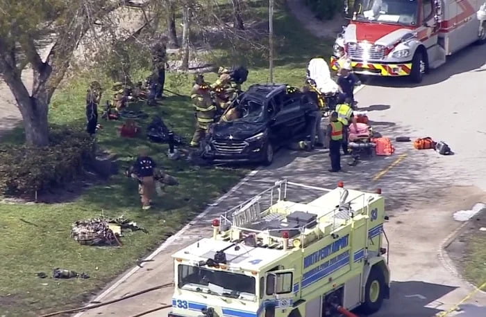 Avioneta cae en picada y ‘parte’ auto en Florida; deja 3 muertos