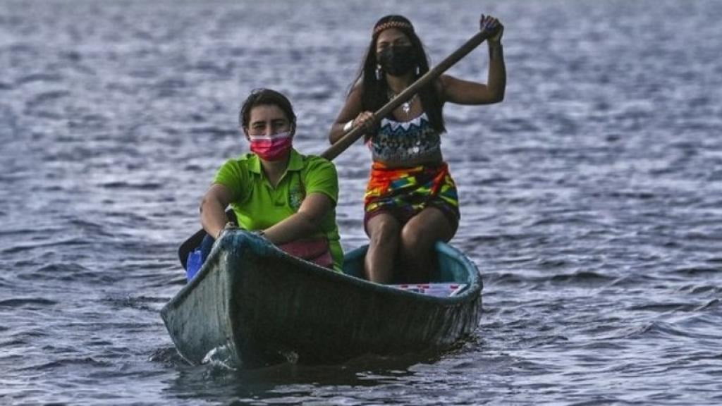 Maestra viaja en canoa para llevar educación a alumnos indígenas