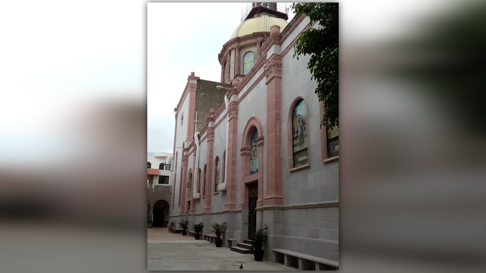 Falso sacerdote lucra con la fe católica, pide dinero en redes sociales