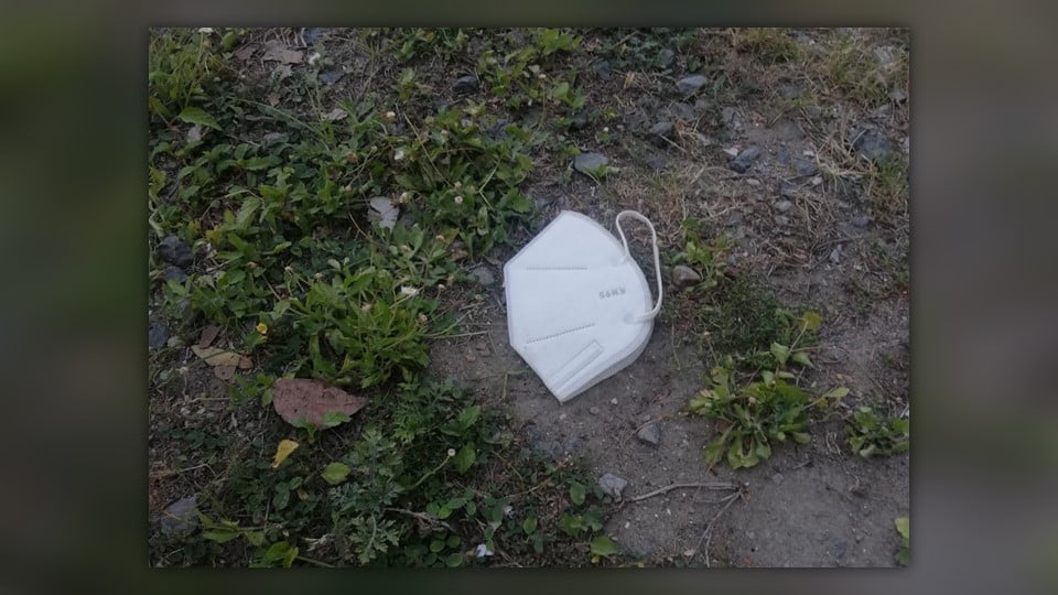 Un año de la pandemia, ciudadanía sigue tirando cubrebocas en la calle