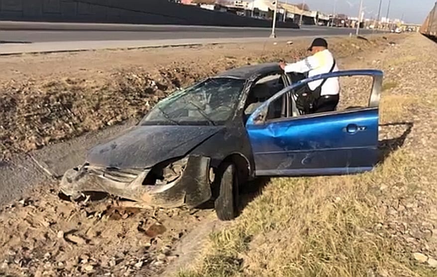 Deja automóvil después de volcar al poniente de Nuevo Laredo