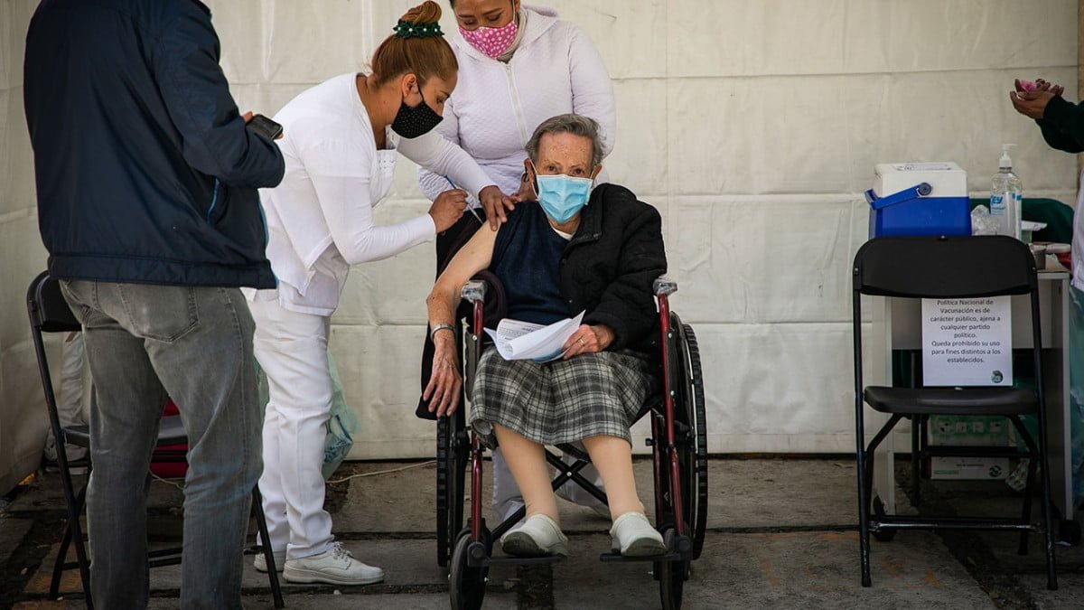 Segunda dosis para adultos mayores se aplicaría a finales de Abril en Victoria