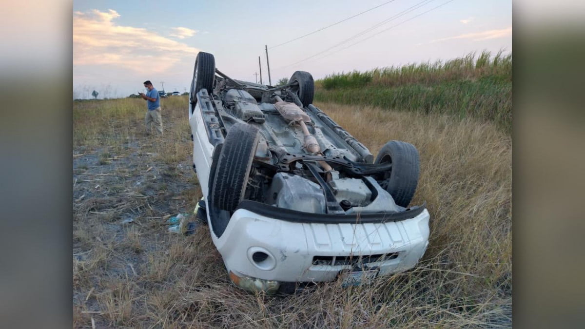 Mujer vuelca su camioneta en el Km 11 de la carretera Mante – Victoria Gómez Farías, Tamaulipas-
