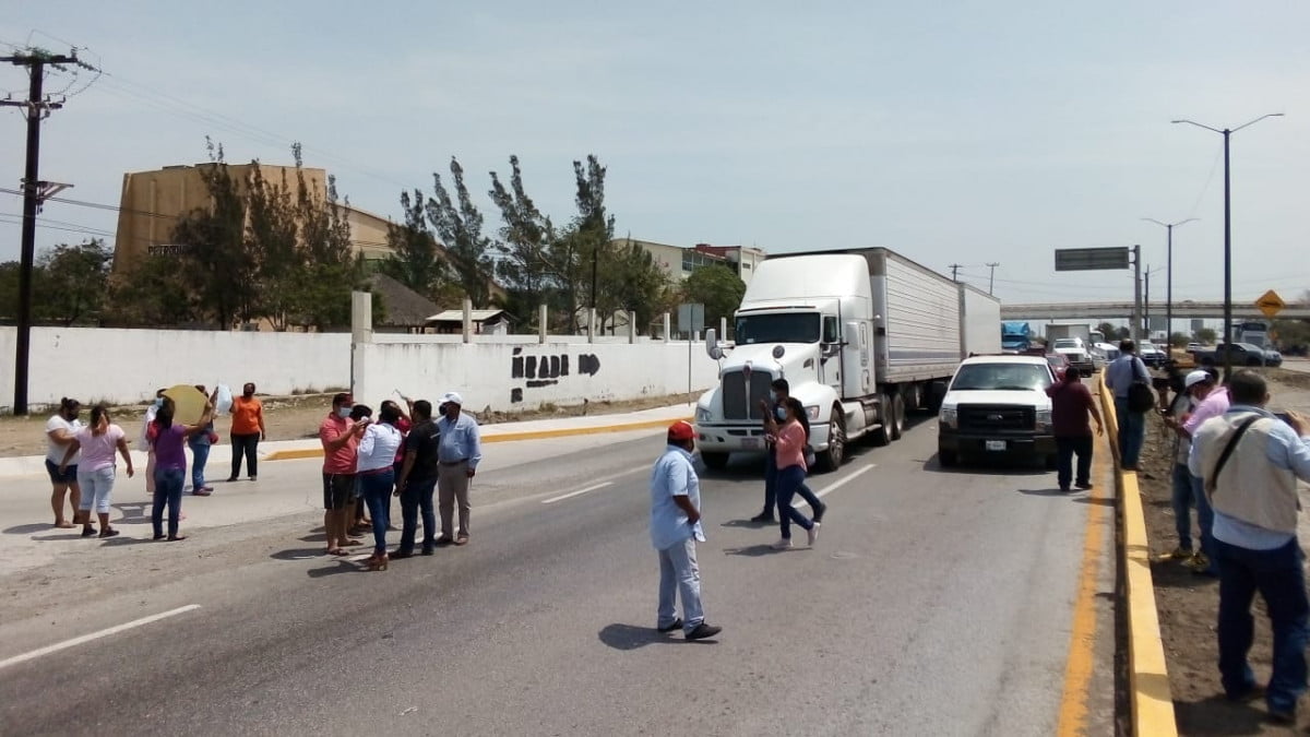 Bloquean la Tampico Mante para presionar a la CFE para que les reanude el servicio