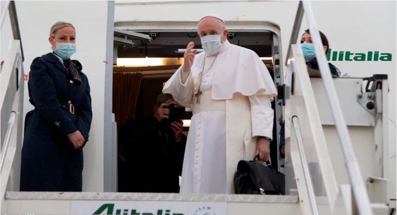 Papa Francisco llega a Irak en una visita histórica de tres días