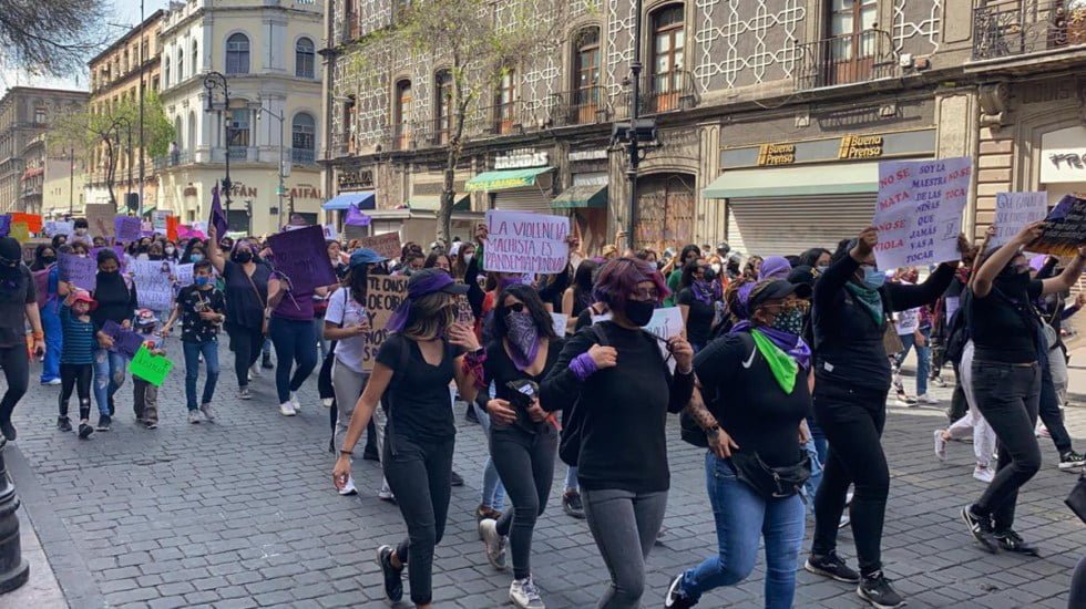 Mujeres llegan al Zócalo; refuerzan seguridad al interior de Palacio Nacional