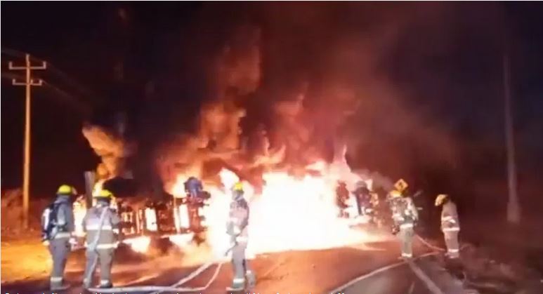 Choque entre pipa y camión en Nuevo León deja 12 muertos
