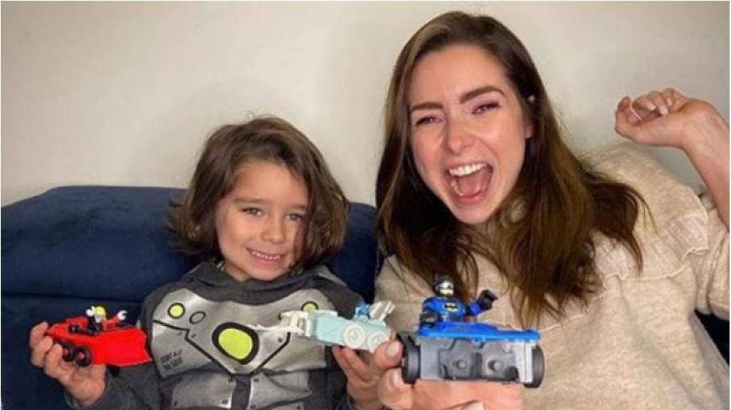Ariadne Díaz deja que su pequeño se pinte las uñas