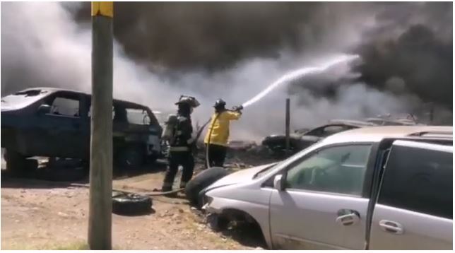 Fuego consume yonkes al poniente de Nuevo Laredo