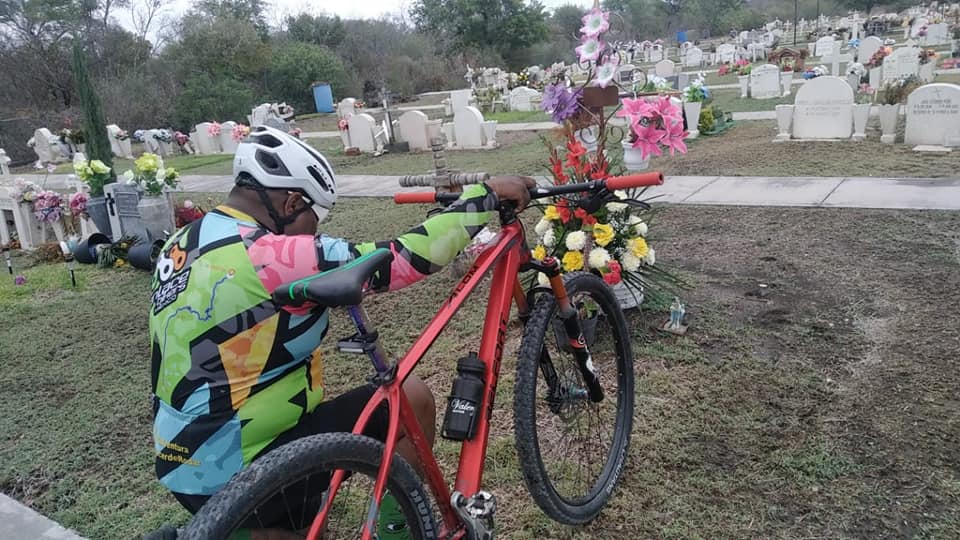 Hace recorrido en bicicleta desde Veracruz para visitar la tumba de su madre en Victoria