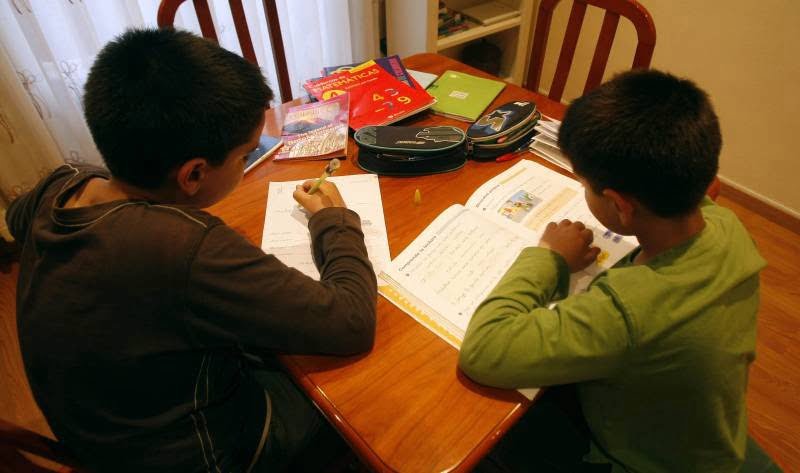 Para que no abandonen sus estudios, maestros de Tampico llevan cuadernillos de trabajo a casas de sus alumnos