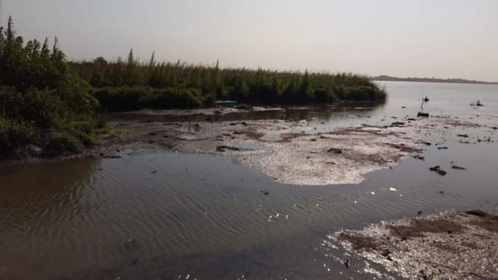 Familias que viven en las márgenes del río podrían quedar atrapadas en sus casas por la sequía
