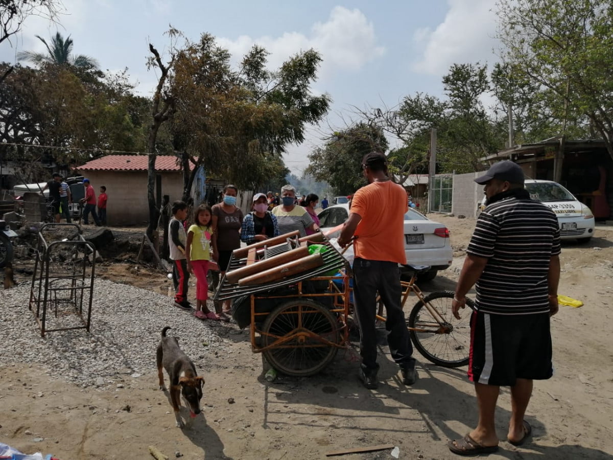 Piden familias despensa y materiales para reconstruir sus hogares tras perderlos en incendio