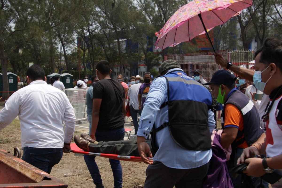 Por altas temperaturas adultos mayores sufren hasta desmayos en módulos de vacunación anticovid