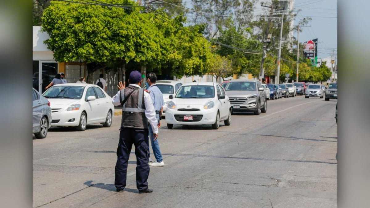 En fila de drive thru piden respetar cocheras y rampas para discapacitados