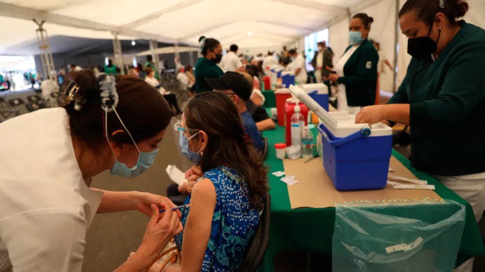 México tardará 13 meses en inmunizar a 70% de su población contra COVID-19: TResearch