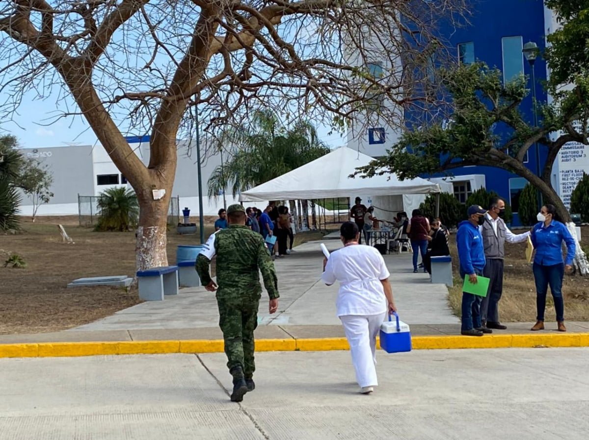 Maestros de Altamira presentan reacciones secundarias  a vacuna CanSino