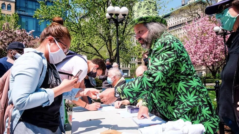 Regalan mariguana en Nueva York a vacunados contra COVID-19