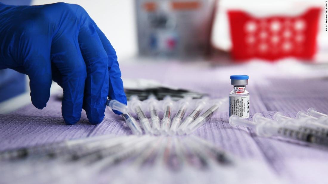 Suspenden aplicación de vacuna Johnson & Johnson en Europa y EU por posibles casos de coagulación sanguínea