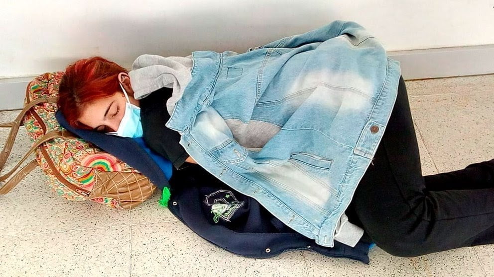 Muere joven por Covid mientras esperaba cama de hospital acostada en el piso