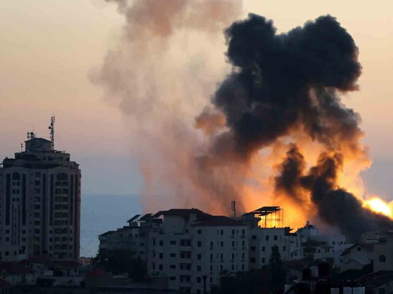 Israel bombardea Gaza para frenar a palestinos; cohetes siguen cayendo
