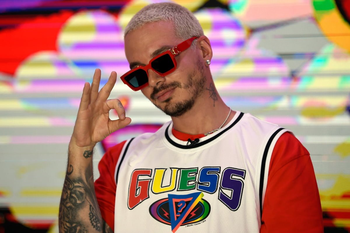 J Balvin fue captado orinando en la calle a plena luz del día