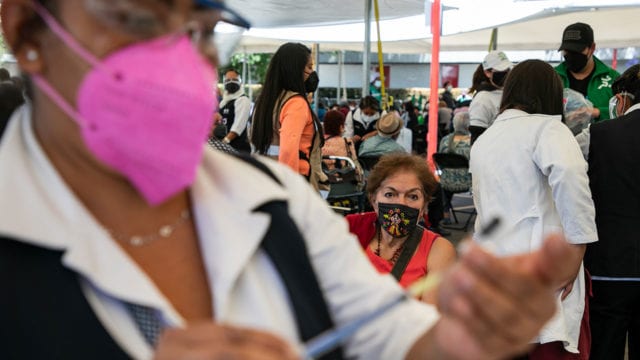 Inicia Ciudad de México vacunación de adultos de 50 a 59 años