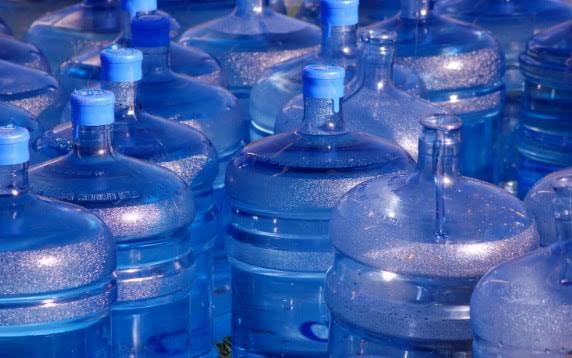 Aumenta el precio del agua de botellón en la zona sur; empresarios deben invertir más para quitarle lo salado