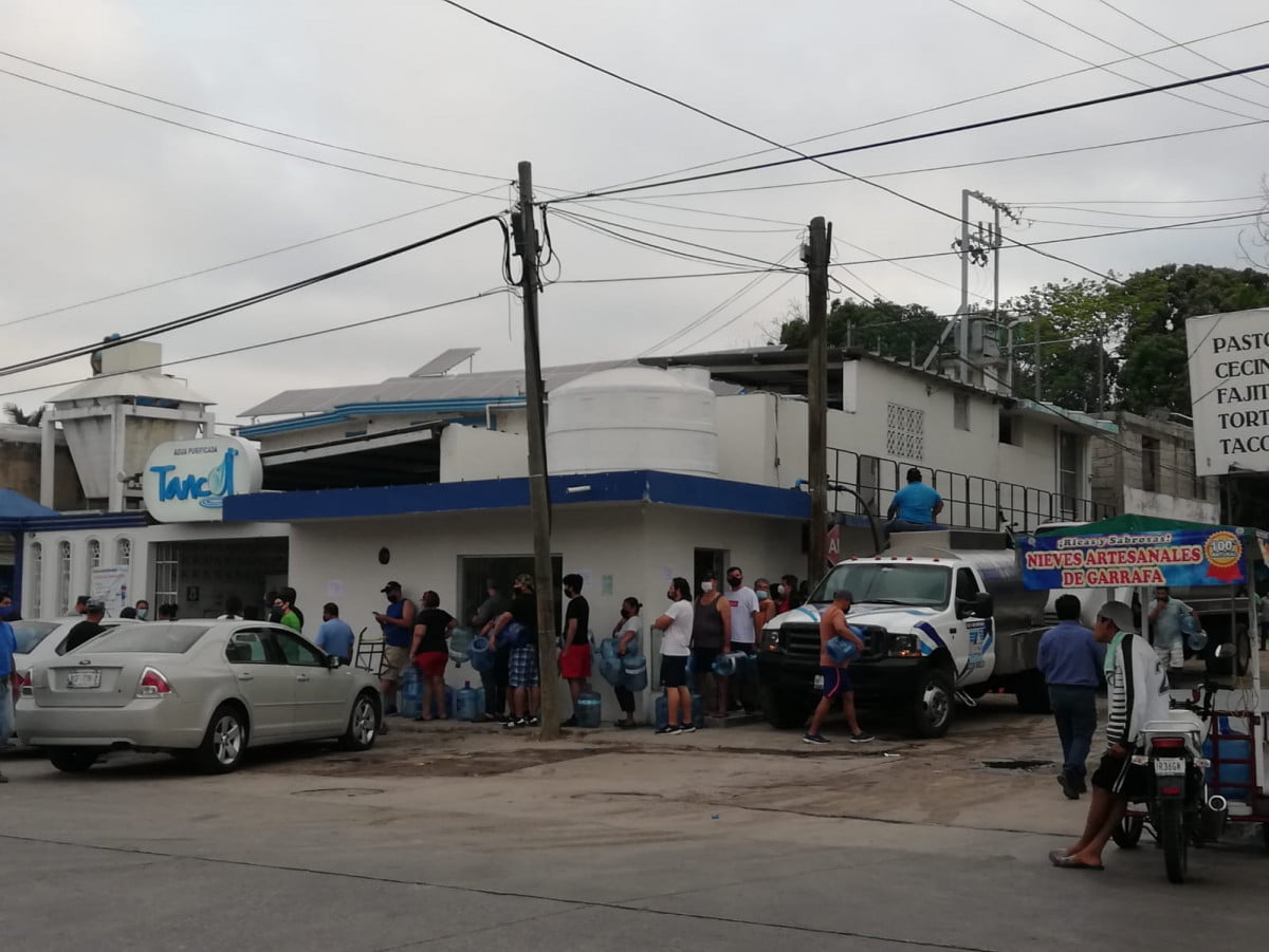 Escasez de agua purificada obliga a familias a hervir y filtrar la de la llave