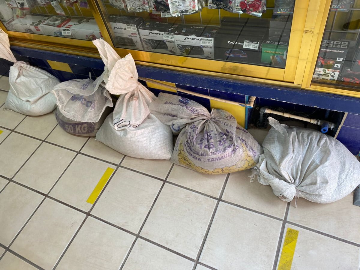 Comerciantes de la zona centro de Altamira se preparan con costaleras para evitar volver a inundarse