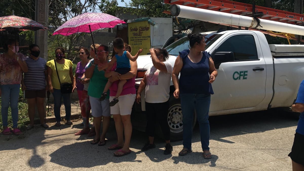Por ineficiente servicio, retienen a empleados de la CFE en Altamira