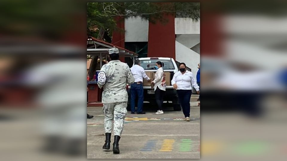 Ex funcionaria municipal de Ciudad Madero es captada en módulo de Vacunación dando órdenes