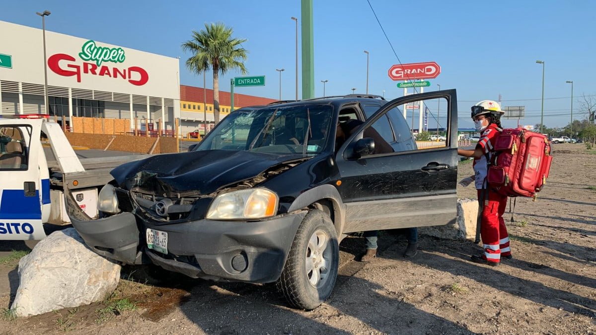 Sufre un ataque y choca contra poste en Boulevard de Cd. Victoria