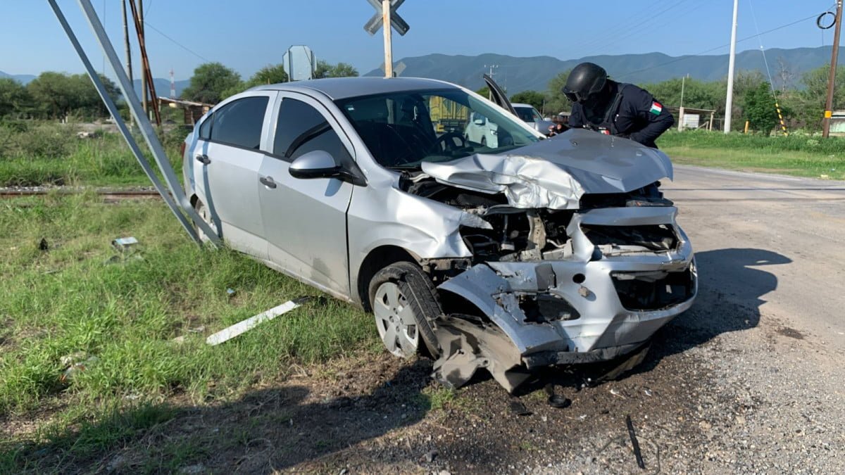 Automóvil se le apaga en las vías del tren y es fuertemente impactado