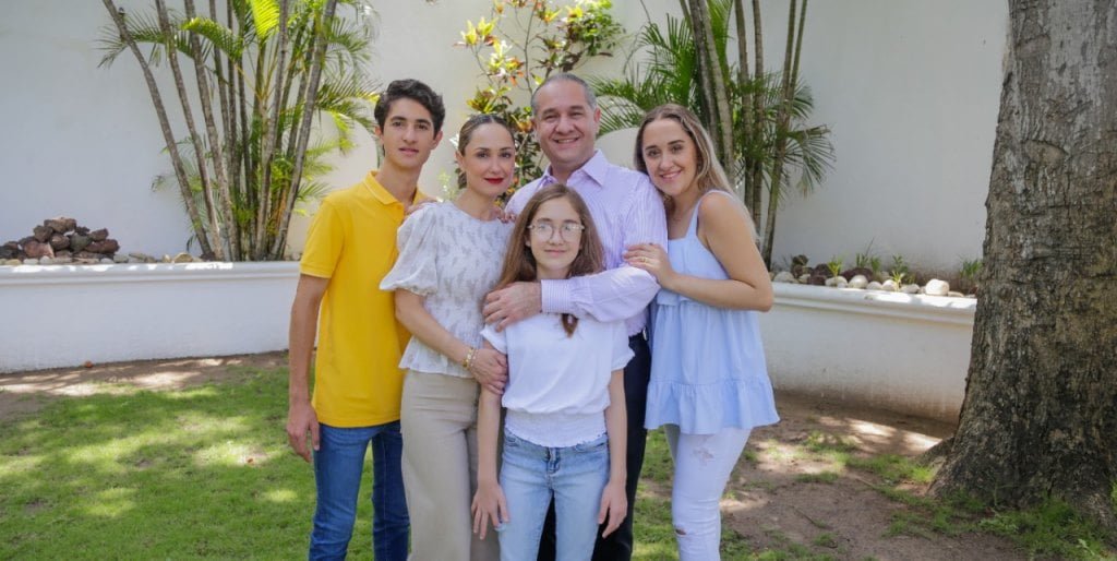 Adrián Oseguera envía mensaje a padres de familia en su día