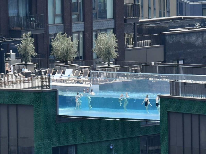 Inauguran en Londres alberca flotante a 35 metros de altura