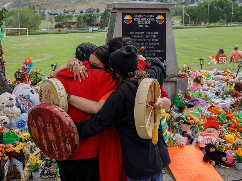 Descubren más de 750 tumbas cerca de antigua escuela indígena en Canadá