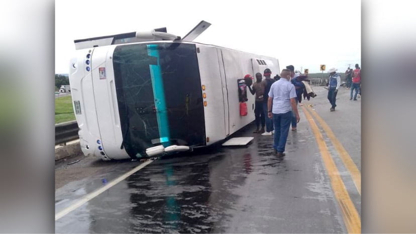 25 migrantes lesionados, tras volcar autobús en el tramo carretero Tampico-Mante