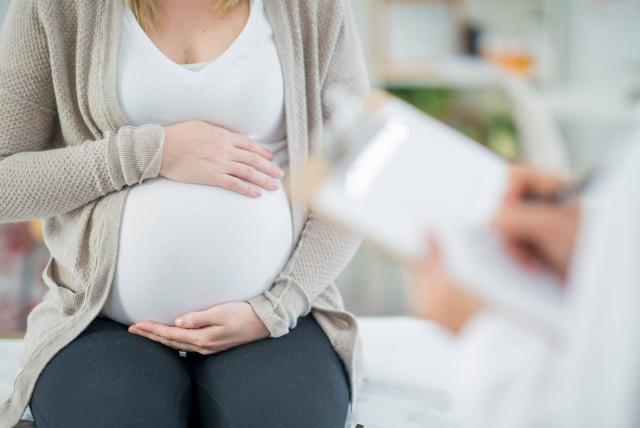 Autoriza Francia fecundación asistida para solteras y lesbianas