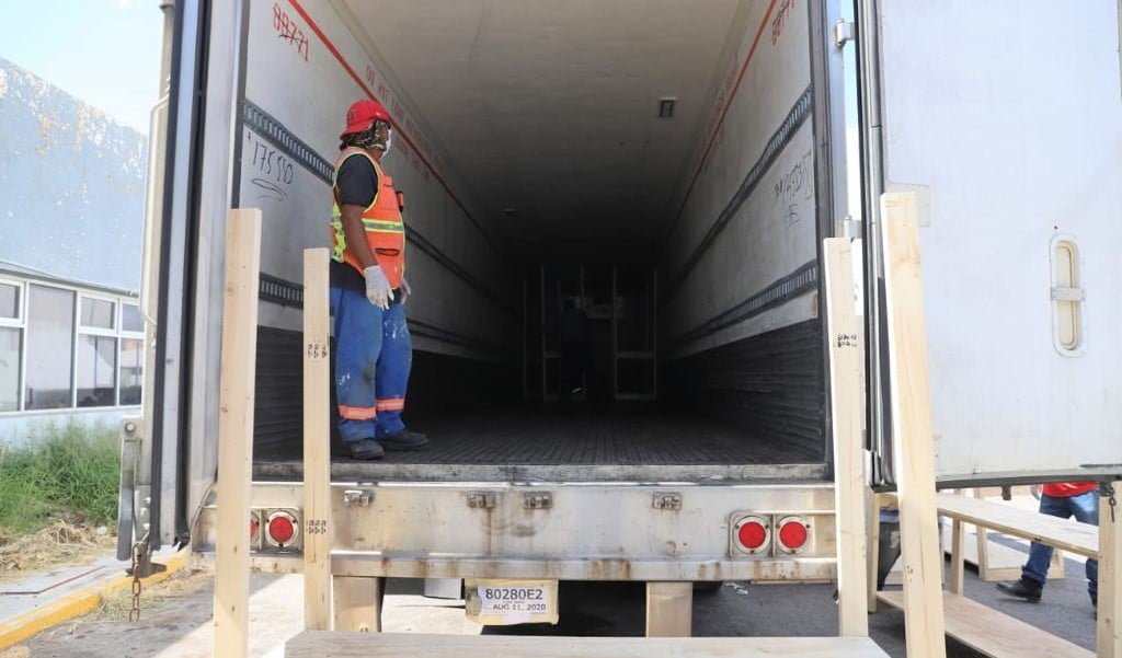 Da municipio de Nuevo Laredo mantenimiento y combustible a morgues móviles