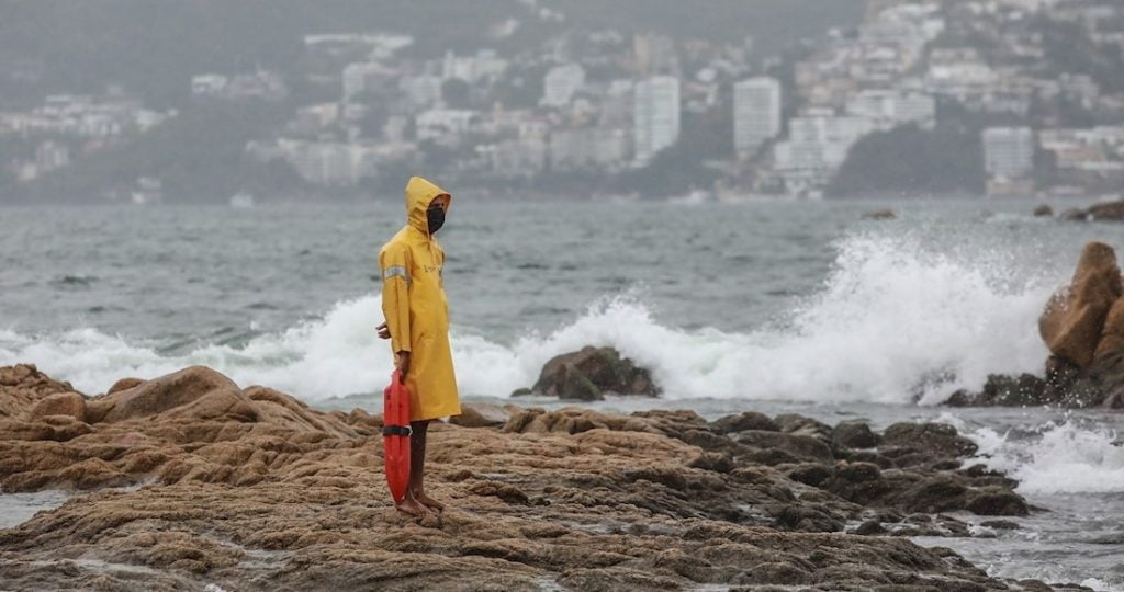 Enrique se degrada a tormenta tropical; avanza hacia Baja California Sur