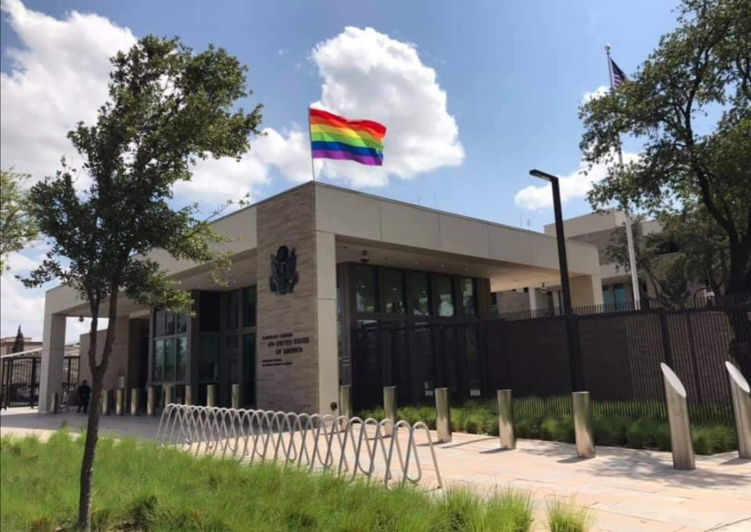 Colocan Bandera LGBT en Consulado de EU en Nuevo Laredo