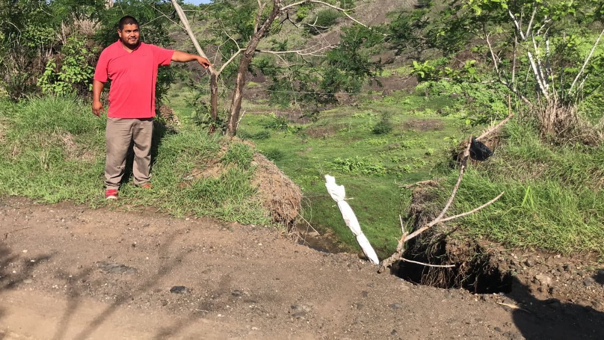 Ejidatarios de Mata del Abra en Altamira, alertas de socavones en el camino principal, temen quedar incomunicados