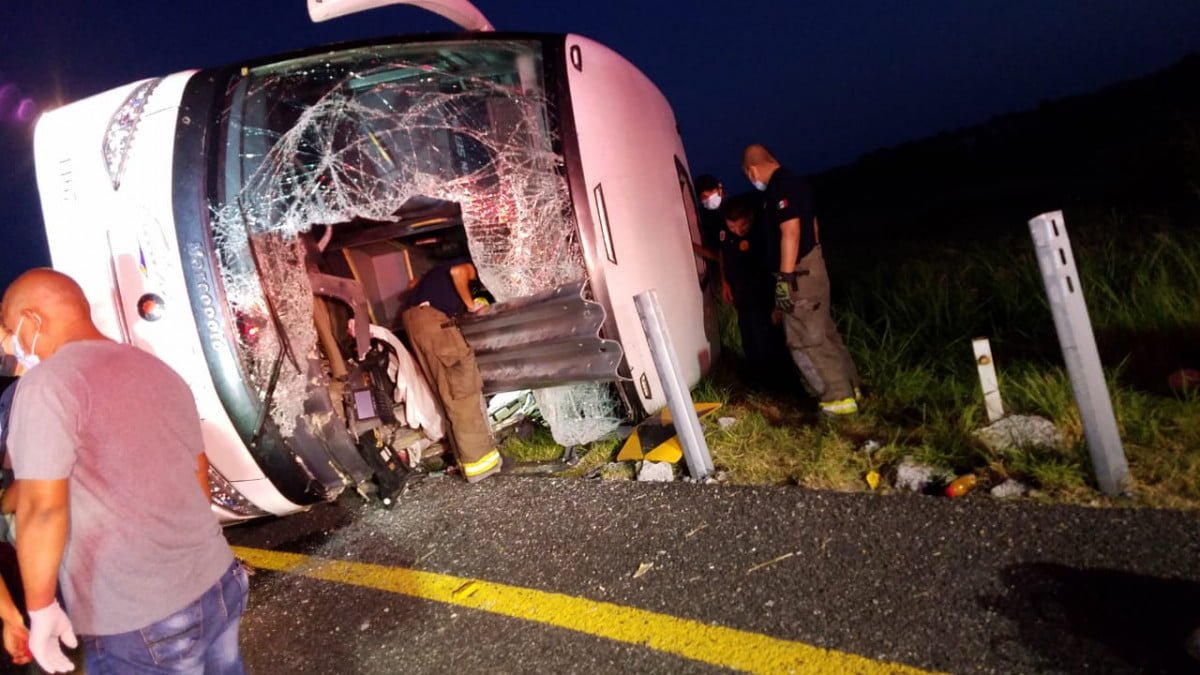 Vuelca autobús de pasajeros en Reynosa, reportan 8 muertos y 17 heridos